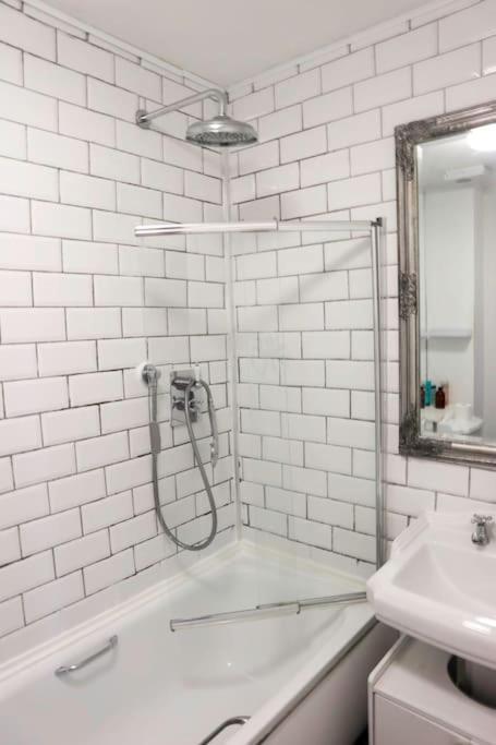 3 Bed Flat With A View * Londra