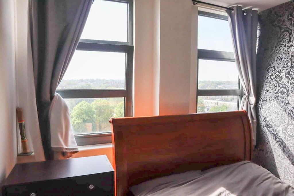 3 Bed Flat With A View * Londra